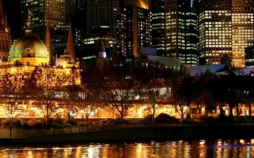 Flinders street at night in Melbourne. Flinders Street Station 