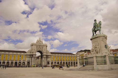 http://www.planetware.com/i/photo/lisbon-lscompl.jpg