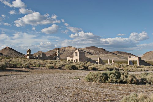 ruins-of-abandoned-town-in-nevada-nvlv437.jpg