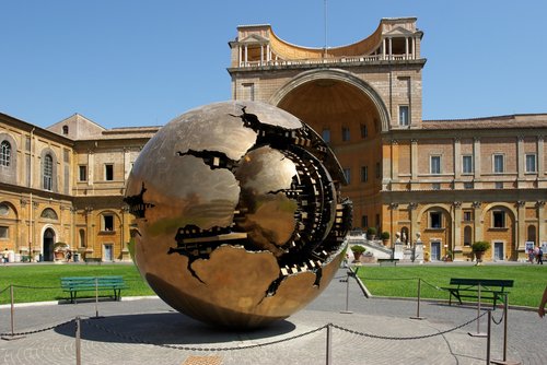 http://www.planetware.com/i/photo/vatican-museums-vatican-city-scv285.jpg
