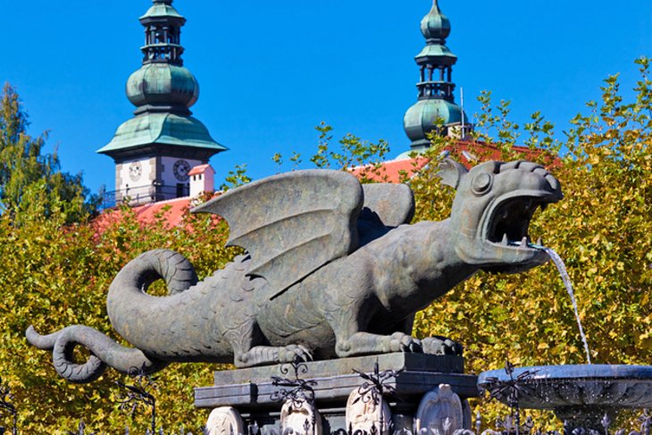 Neuer Platz and the Dragon Fountain