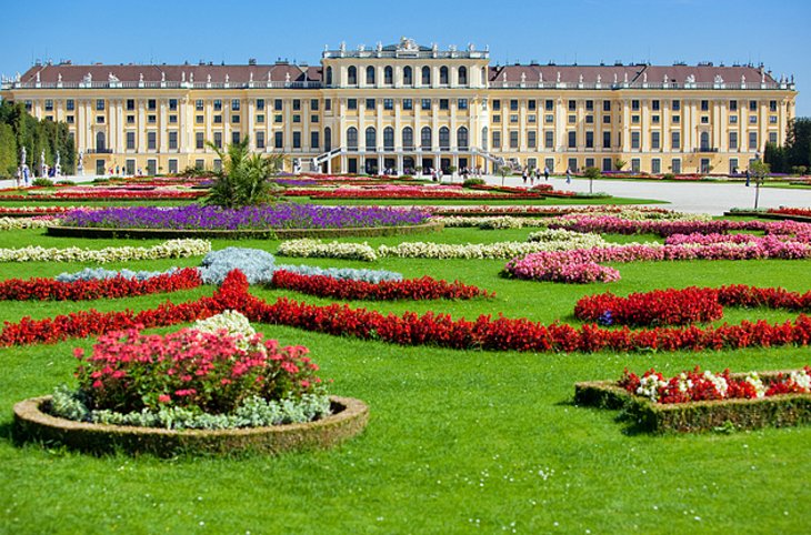bouquet Honorable Penetration Palatul Schonbrunn - reședința de vară a Casei de Habsburg