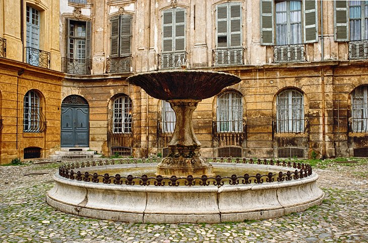 Fountain on Place d'Albertas