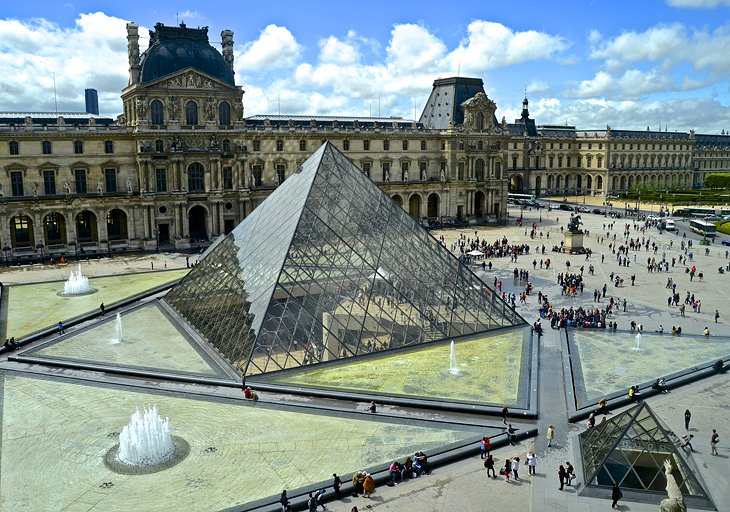 The Grand Entrance: Pyramid du Louvre
