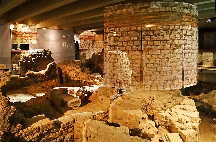 Crypte Archéologique (Archaeological Museum)