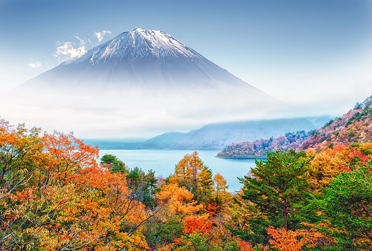 Lake Kawaguchi and Mount Fuji in autumn