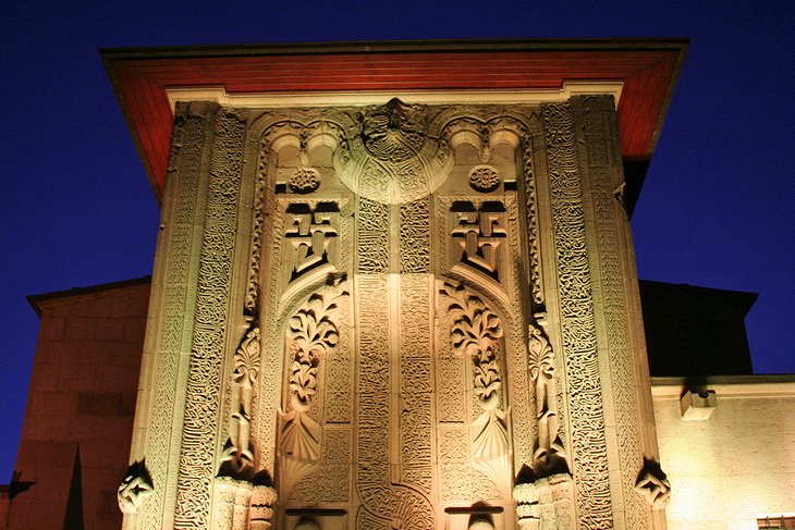 موزه چوبی و سنگ کنده کاری (İnce Minare Medresisi)