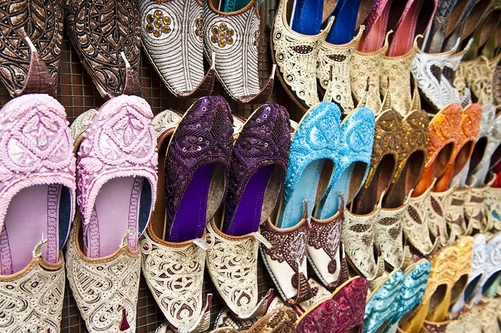 کفش برای فروش در یک فروشگاه دبی