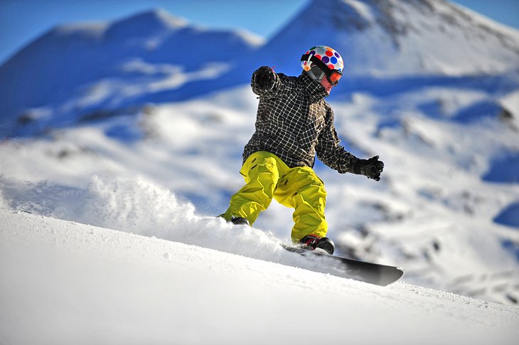 Snowboarder in fresh powder in Austria