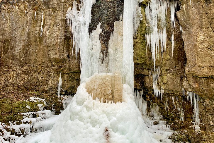 Frozen Amphitheater Falls