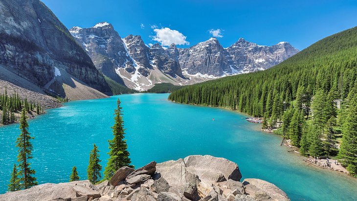 View over the picturesque Moraine Lake