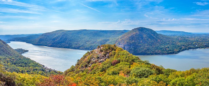 Panoramic view of the Hudson River and Hudson Highlands from Breakneck Ridge