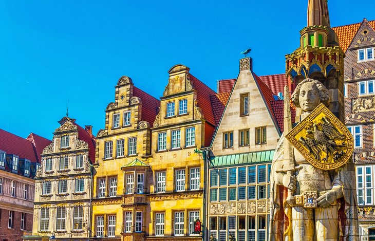 Colorful facades with Bremer Roland statue in Bremen
