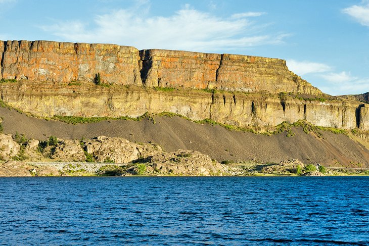Banks Lake and the walls of Grand Coulee in Steamboat Rock State Park