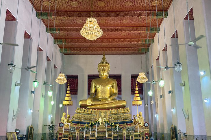 Buddha in Wat Mahathat