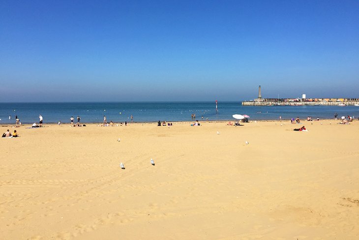Sunny day at Margate Main Sands