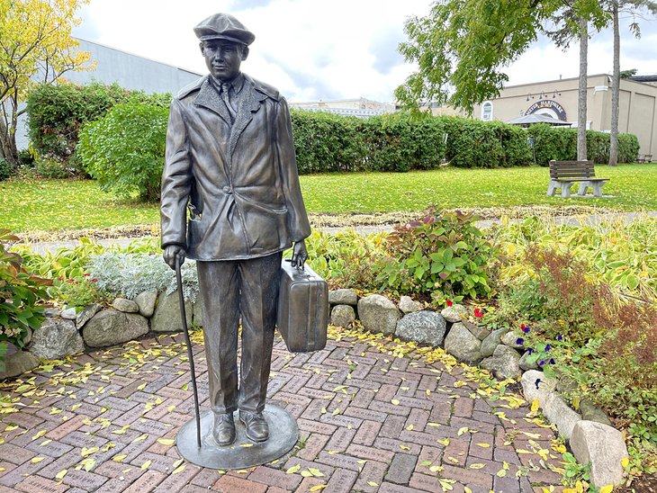 Ernest Hemingway statue in Pennsylvania Park