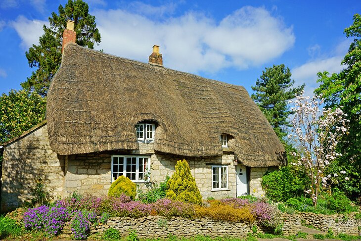 Thatched cottage in the Cotswolds