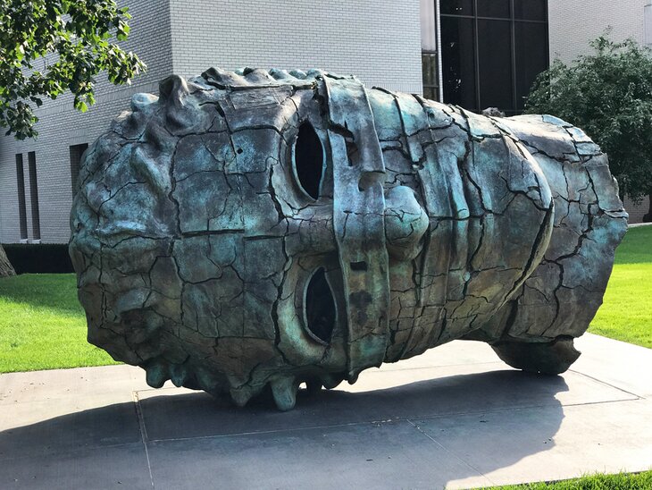 Statue outside the Minneapolis Institute of Art