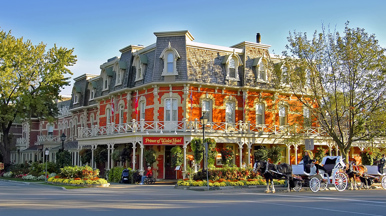 Horses and carriages in front of a hotel in Niagara-on-the-Lake