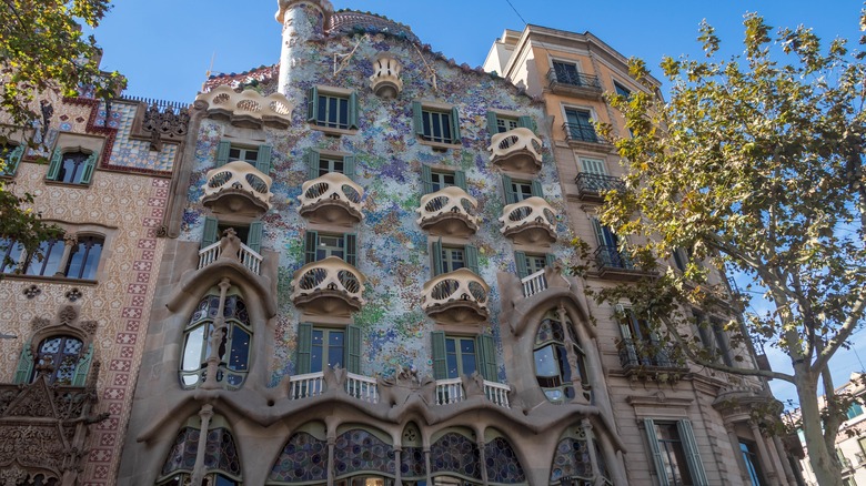 Looking up at Casa Batlló from street