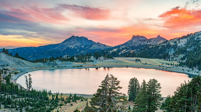 lake helen at sunset