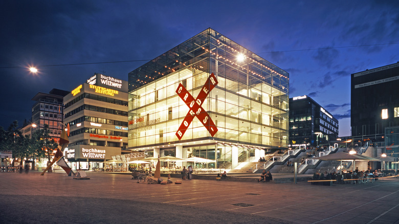 The facade of the Kunstmuseum Stuttgart at night