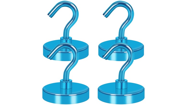 Magnetic hooks to hold up your bag in restrooms
