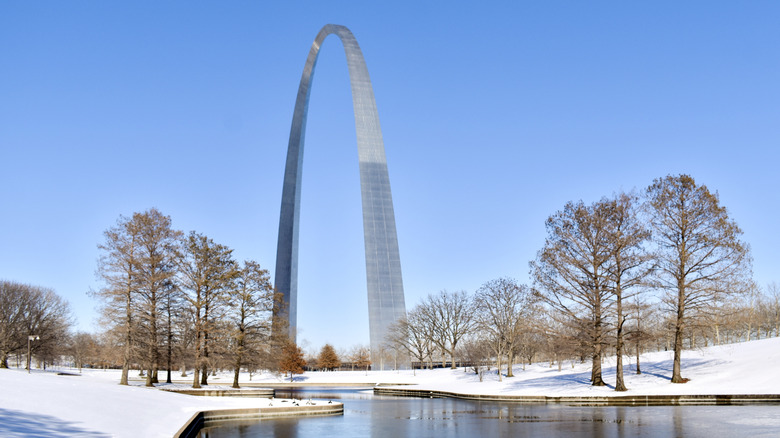 The Gateway Arch in winter, with snow on the ground