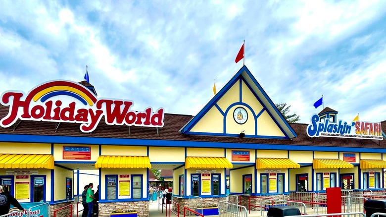 The colorful entrance gate at Holiday World & Splashin' Safari