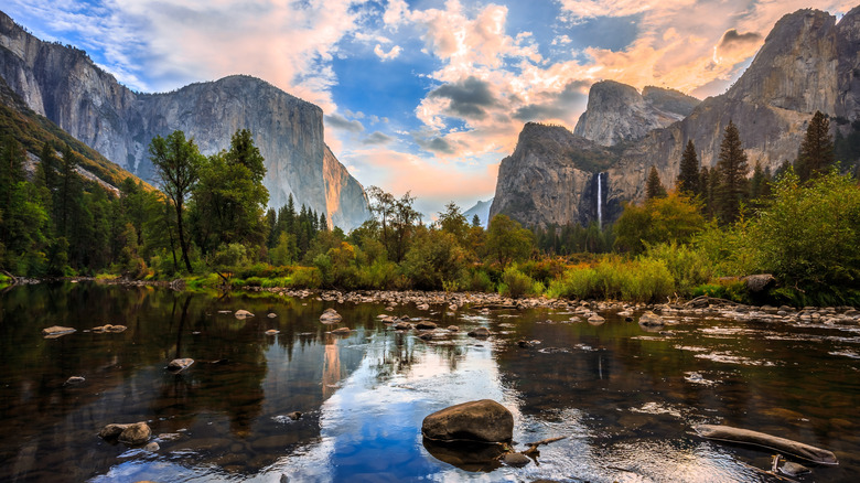 A sunrise in Yosemite Valley, Sierra Nevada Mountains, California