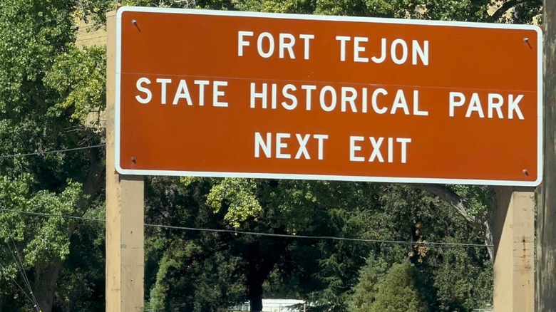 Road sign for Fort Tejon State Historical Park