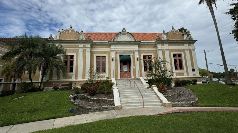 exterior of the Mirror Lake Community Library on a sunny day