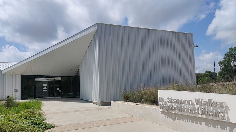 Exterior of Shannon Walker Neighborhood Library in Houston on summer day.