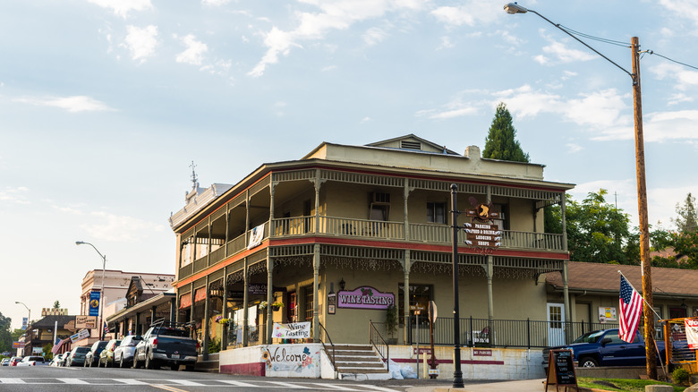A building in downtown Mariposa, California