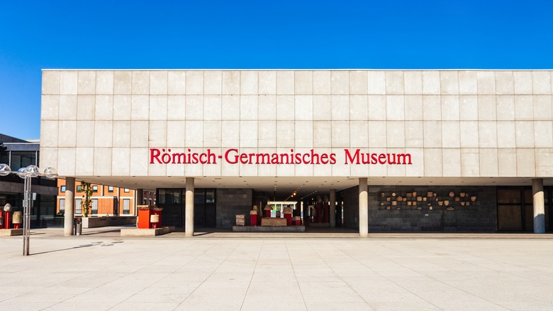 The facade of the Römisch-Germanisches Museum