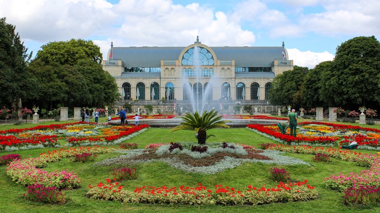 Fountains and flowers at the Flora and Botanical Garden