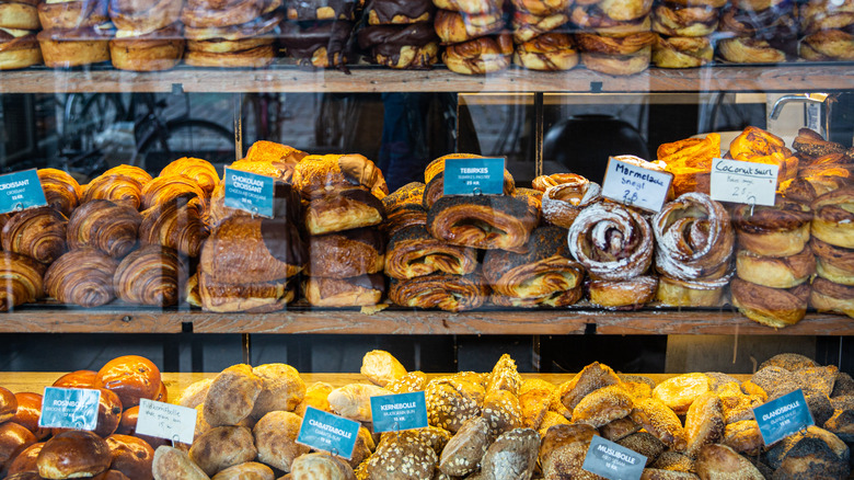 Fresh buns behind clear class in Copenhagen's market, Torvehallerne