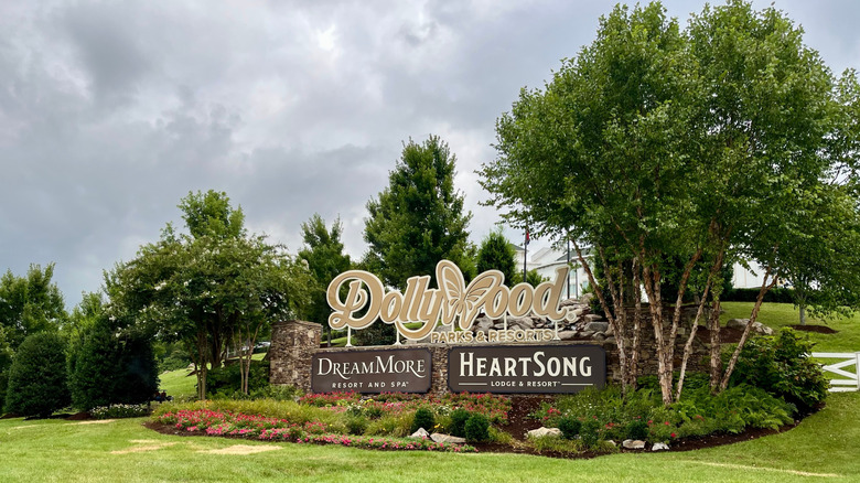 The entrance sign for Dollywood, framed with trees