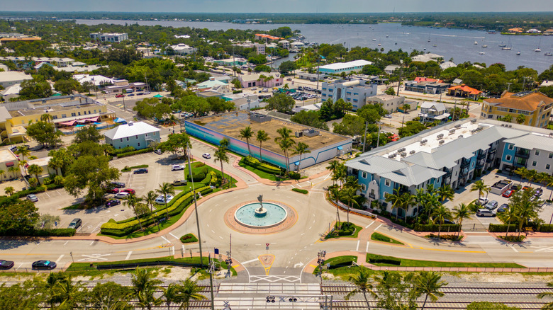 A traffic circle in downtown Stuart, Florida