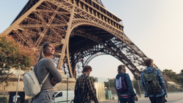 four tourists at the base of the eiffel tower