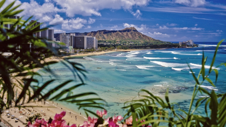 Beautiful Waikiki Beach in Honolulu, Hawaii and Diamond Head in the background