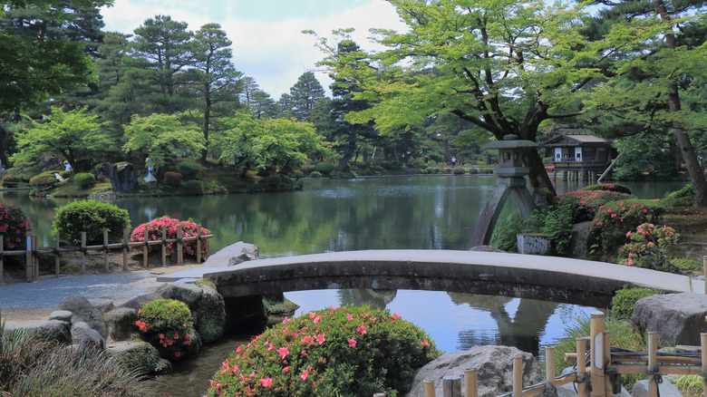 Pond and bridge at Kenrokuen Garden