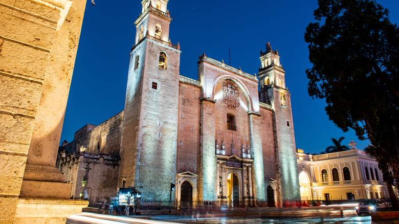 Cathedral of San Ildefonso in Mérida, lit up at night