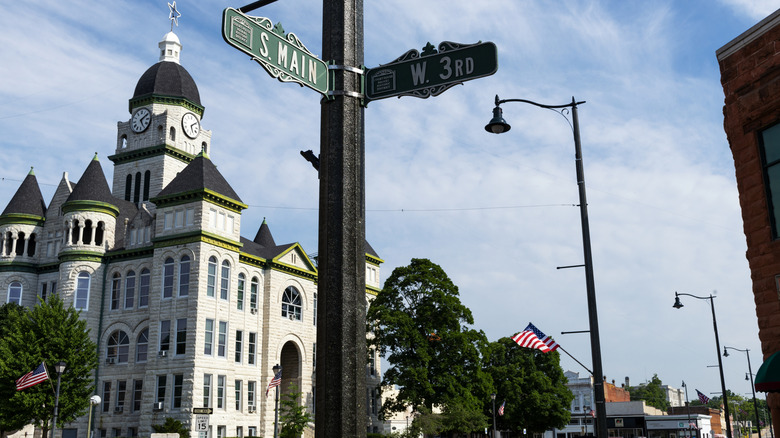 The Jasper County Courthouse in downtown Carthage, Missouri