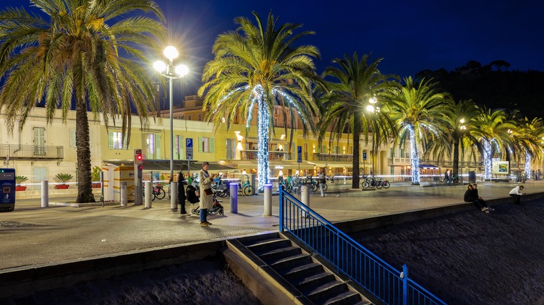 La Promenade des Anglais at night