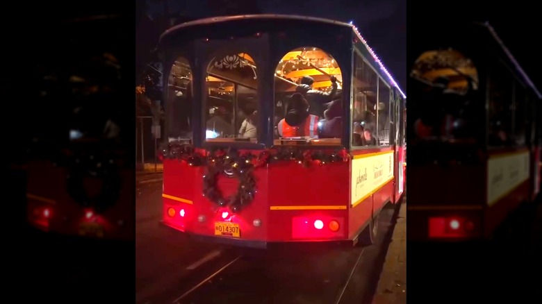 Holiday trolley tour in Jacksonville, Oregon