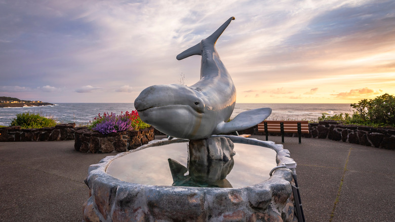 Whale-shaped fountain on the embankment at Depoe Bay's harbor