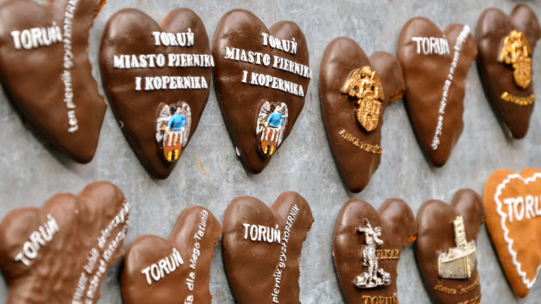 Rows of heart-shaped gingerbread magnets in Toruń