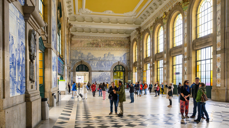 Grand hall with marble tile flooring and azulejo wall tiling